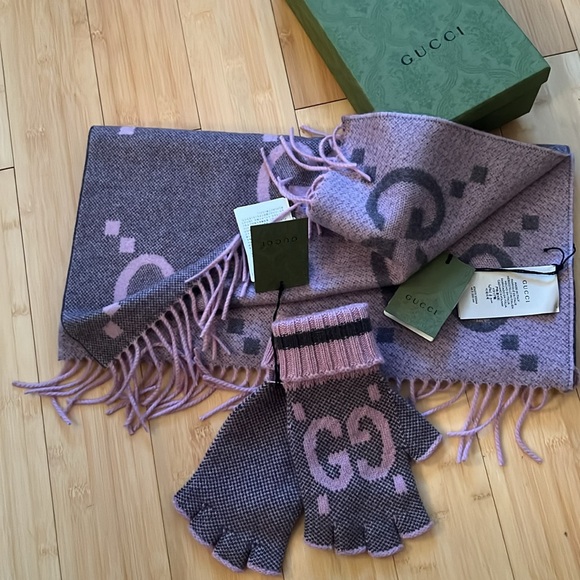 Gucci Lavender Purple Cashmere Scarf and Gloves Set - Picture 4 of 13